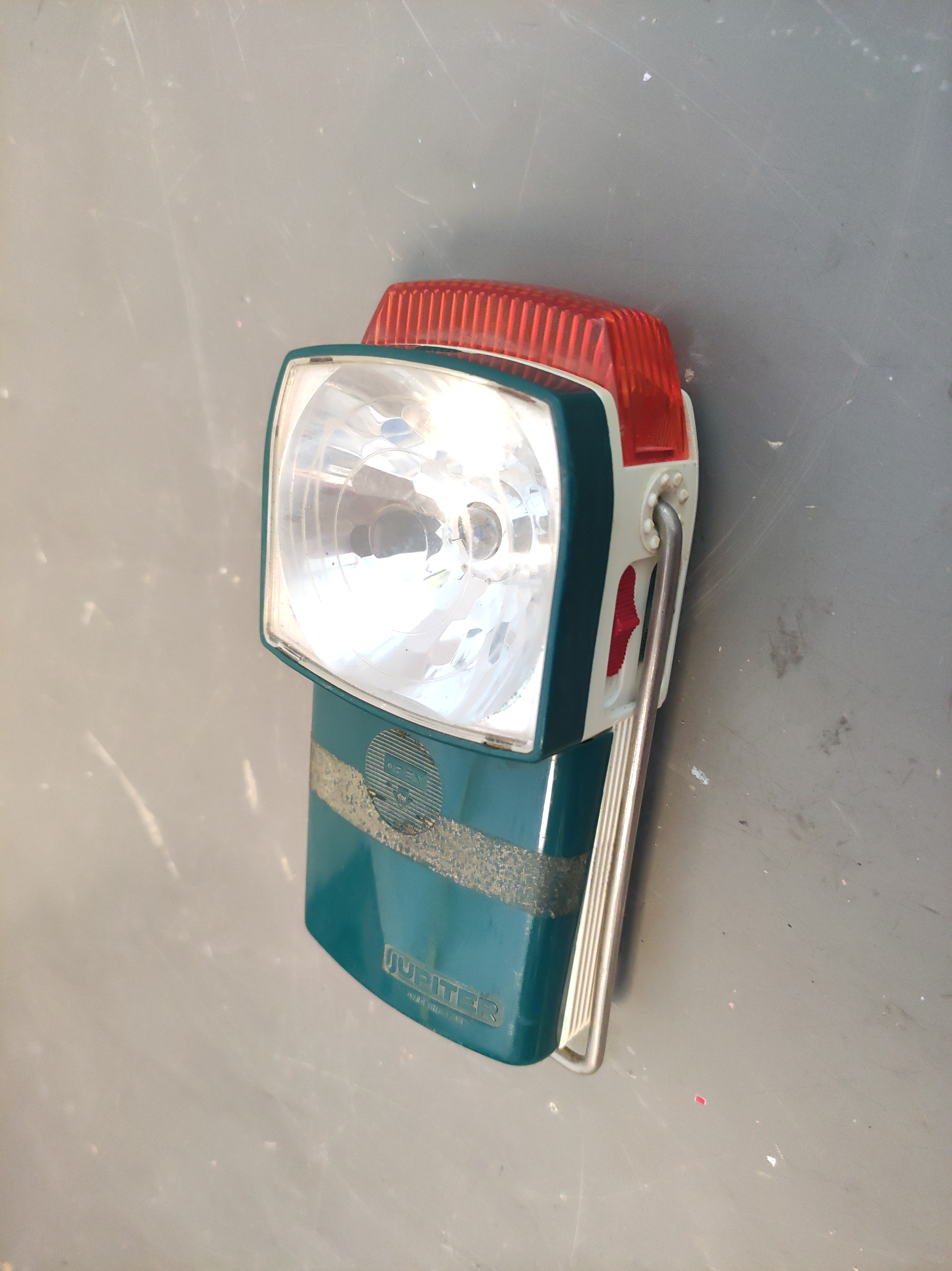 linterna pila petaca plastico metal 15.2-24.4x7.7x4.5 1u